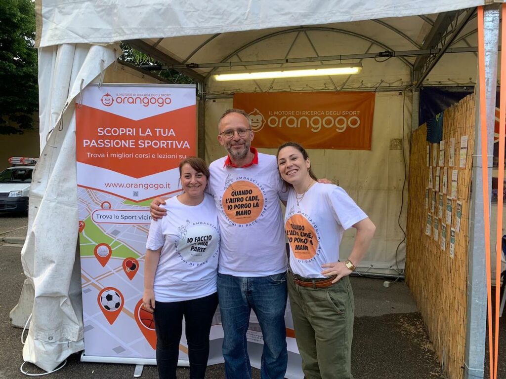 Due membri del team di Orangogo con Alessio Barletti di ViviLoSport