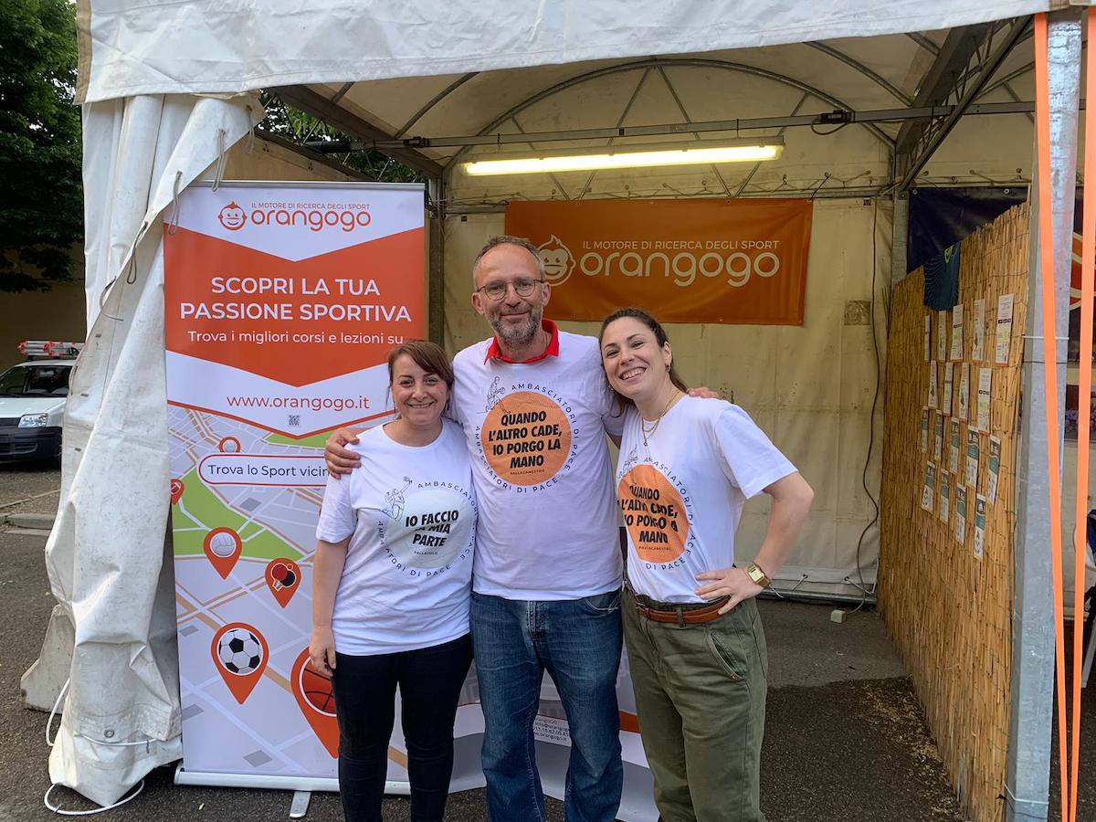 Due membri del team di Orangogo con Alessio Barletti di ViviLoSport