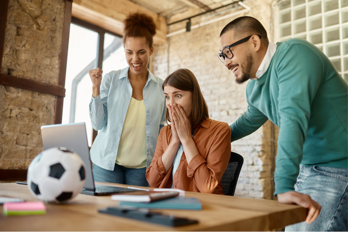 due ragazze ed un ragazzo sorpresi mentre guardano lo schermo di un computer